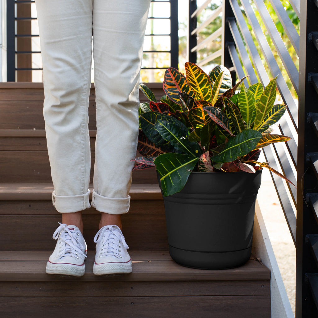 Black Resin Planter with Saucer P4007